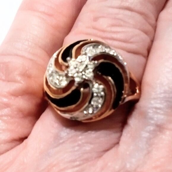 Vintage Gold Tone Black Enamel and Rhinestone Swirl Fashion Ring Size 7 1/4 - Picture 5 of 6